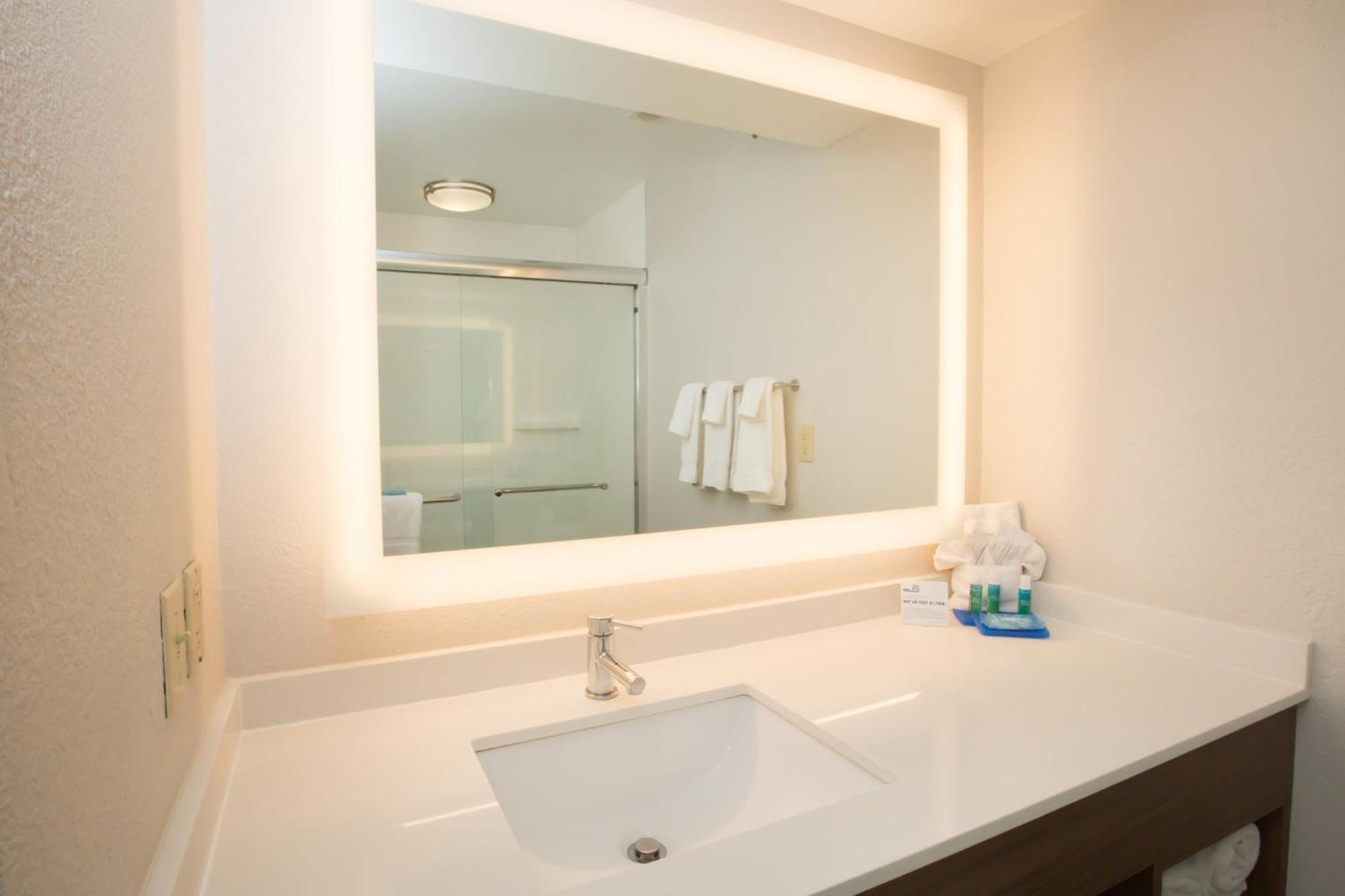 Holiday Inn Express Hotel & Suites Madison By Ihg Exteriér fotografie